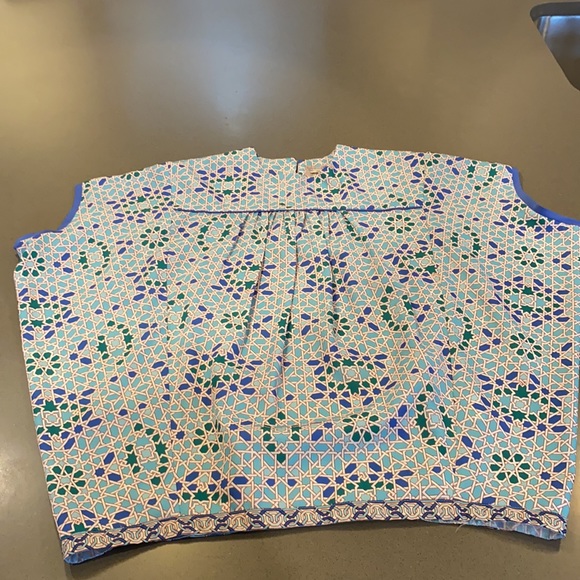 Modern print silk top. Fitted at waist. Flattering and cute!! - Picture 2 of 6